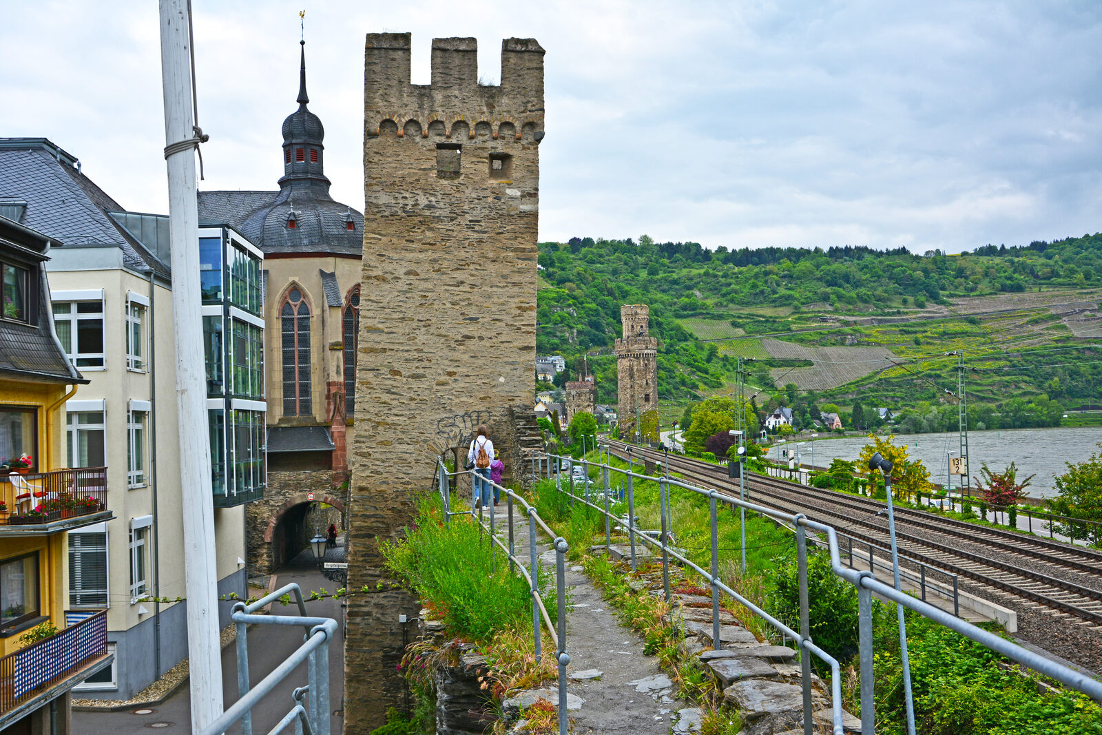 Begehbarer Abschnitt der Stadtmauer Oberwesel mit Turm, Blick auf den Rhein