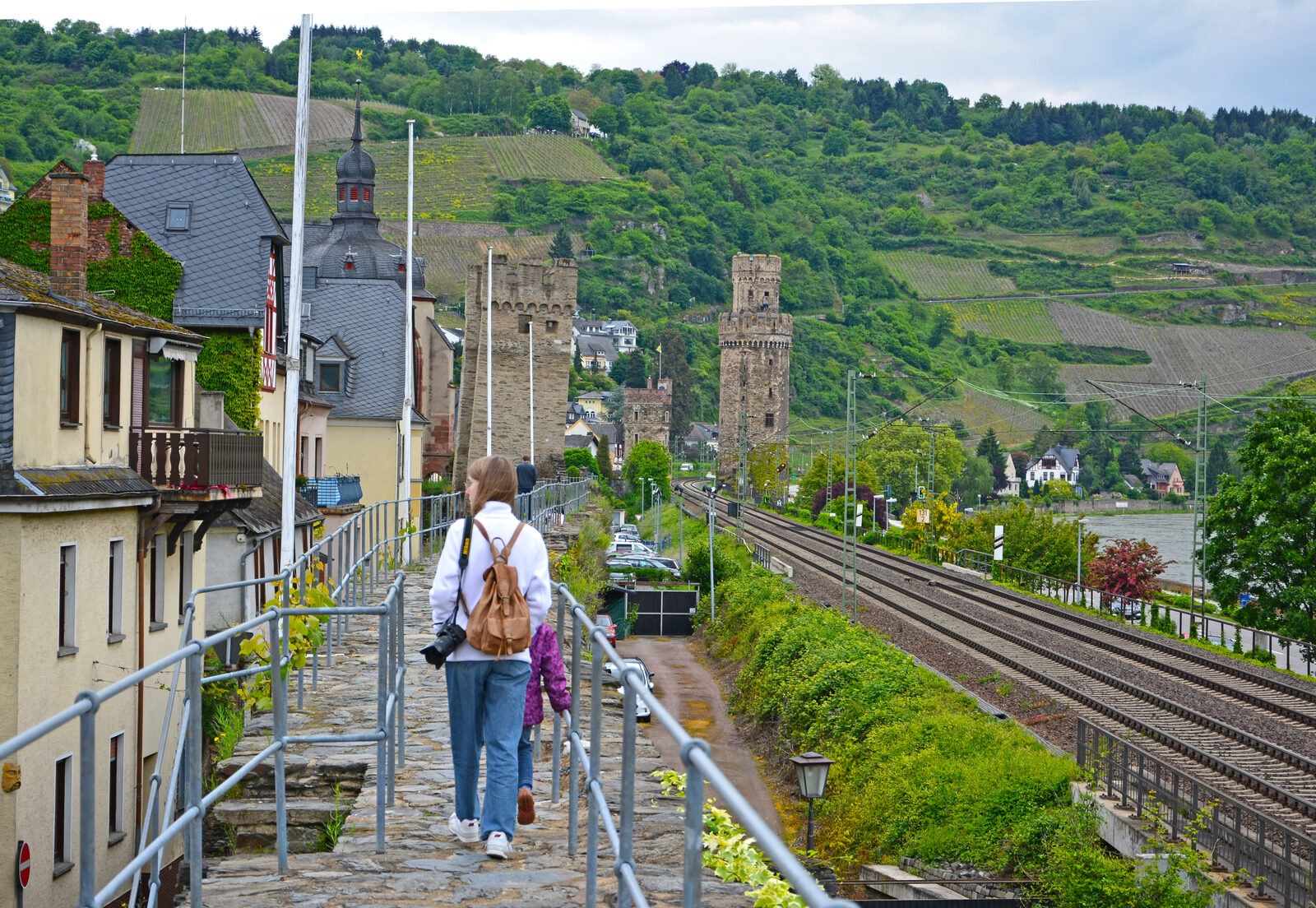 Begehbare Stadtmauer von Oberwesel mit Blick auf mehrere Wehrtürme und den Rhein